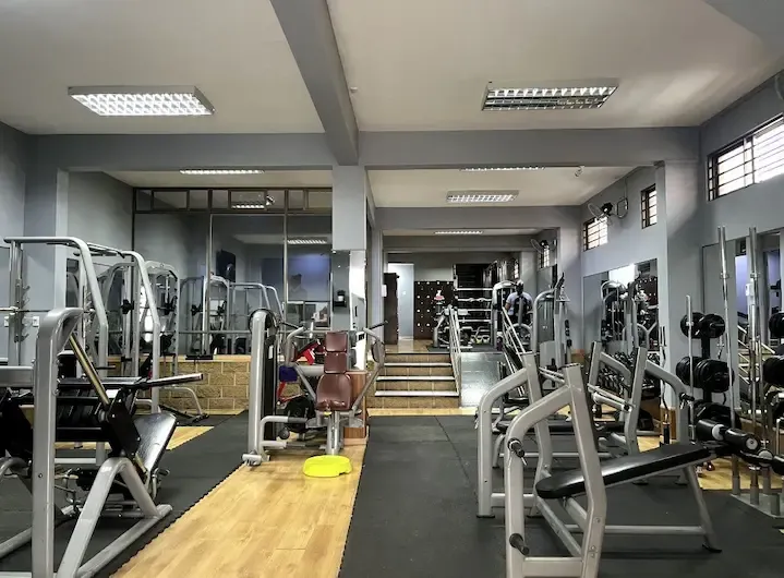 Sala de musculación del Gimnasio Innova Fitness Club de Arica