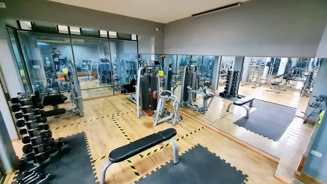 Sala de musculación de otro sector del Gimnasio Innova Fitness Club de Arica
