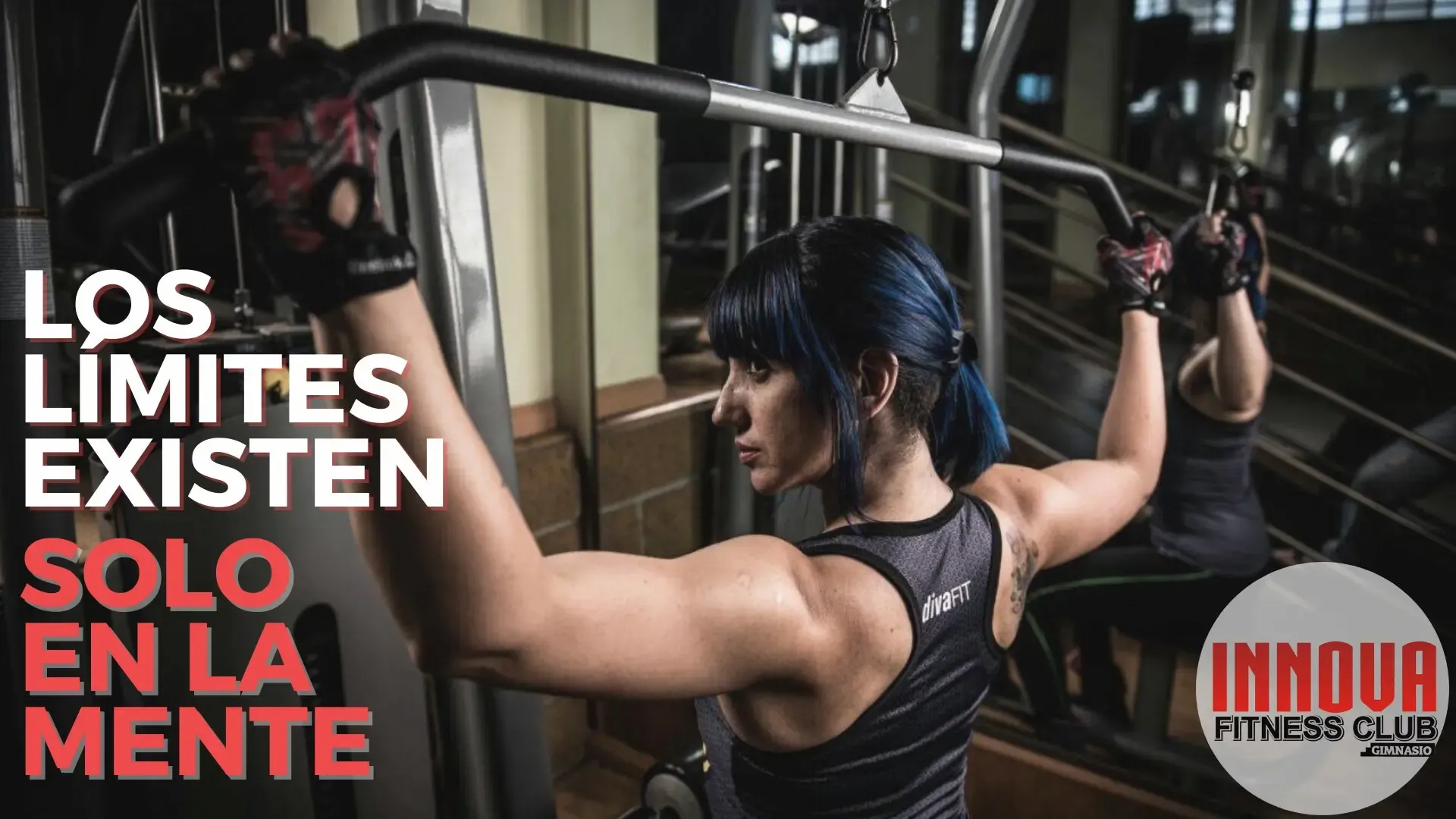 Mujer realizando ejercicio con el mensaje de los limites existen solo en la mente.